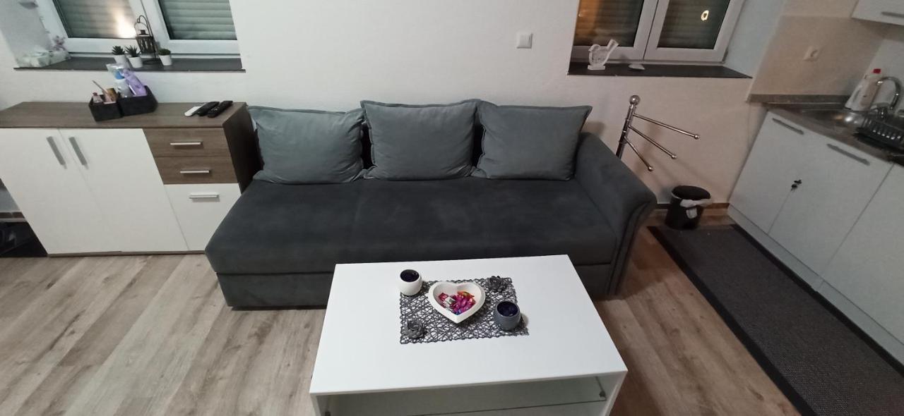 Helly'S Apartman - Self Check-In - Яйце Екстериор снимка